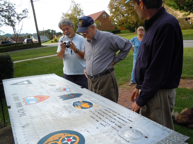 RaymondMagilson_Signing_PittsburghPA_28Sept2013_3.JPG