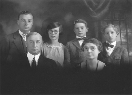 Peaslee Family photo circa 1915; Budd at upper left.