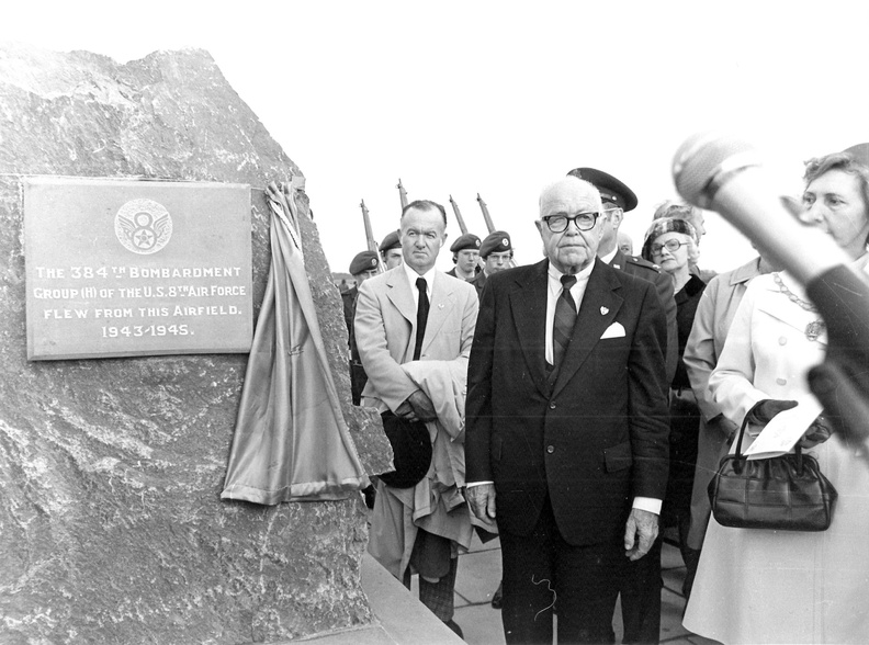 Maj_Pop_Dolan_1977_dedication_384th_BG_memorial.jpg